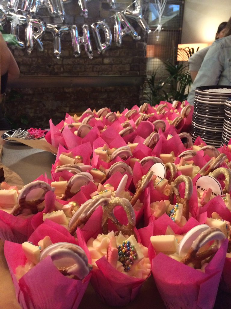 This afternoon's <a href="/FableticsEU/">Fabletics EUROPE</a> event with @MissGAtkinson, her PT 'Evil' Steve and a lot of indulgent cupcakes (which were resisted thanks to Gemma's abs inspo🙌🏻) #FableticsParty