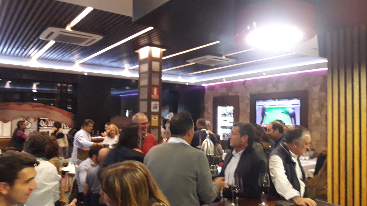 dmanso73's tweet photo. Catando los vinos de las Bodegas @bodegasbalbas en el Restaurante @BacoGetafe buen ambiente y buenos vinos 👍🍷
#vino #balbas #RiberadelDuero https://t.co/Z3j27zEdZu