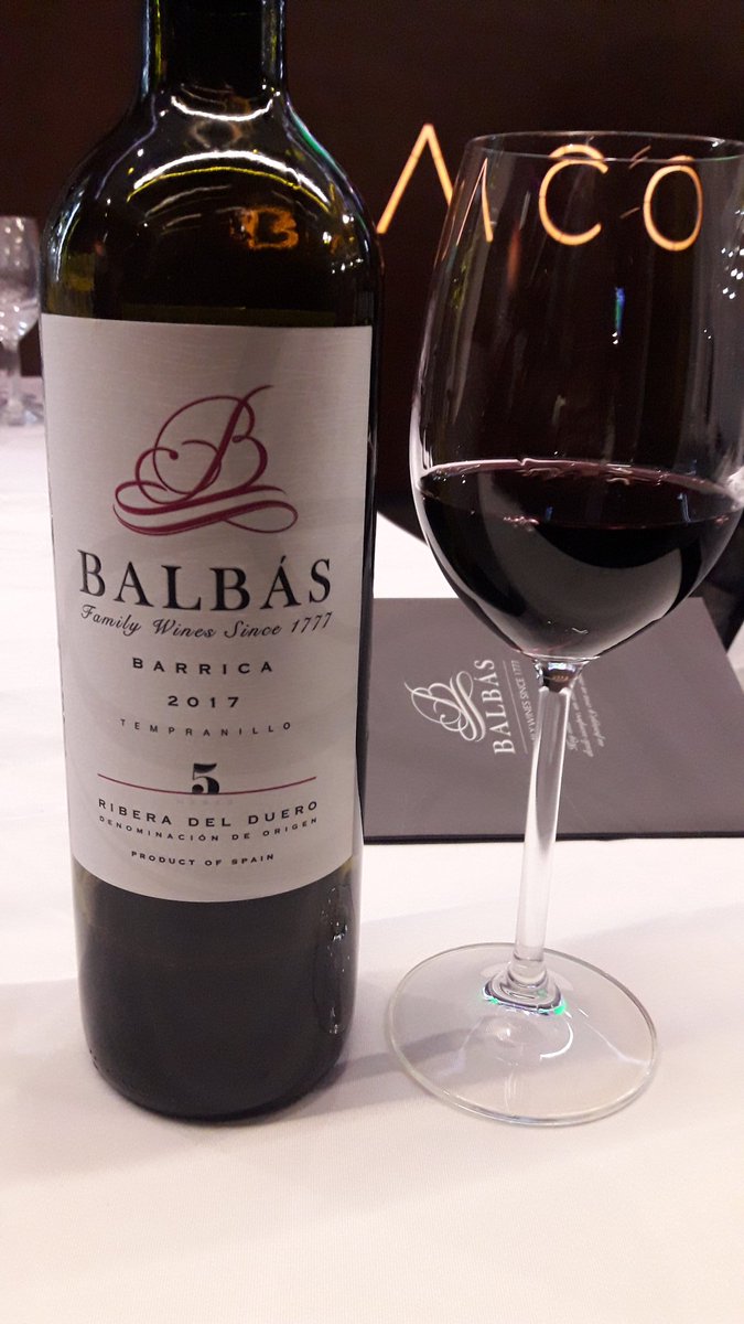 dmanso73's tweet photo. Catando los vinos de las Bodegas @bodegasbalbas en el Restaurante @BacoGetafe buen ambiente y buenos vinos 👍🍷
#vino #balbas #RiberadelDuero https://t.co/Z3j27zEdZu