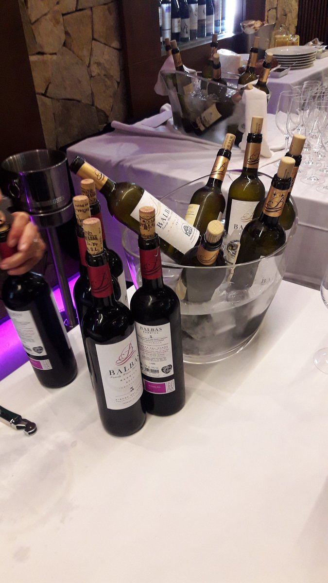 dmanso73's tweet photo. Catando los vinos de las Bodegas @bodegasbalbas en el Restaurante @BacoGetafe buen ambiente y buenos vinos 👍🍷
#vino #balbas #RiberadelDuero https://t.co/Z3j27zEdZu