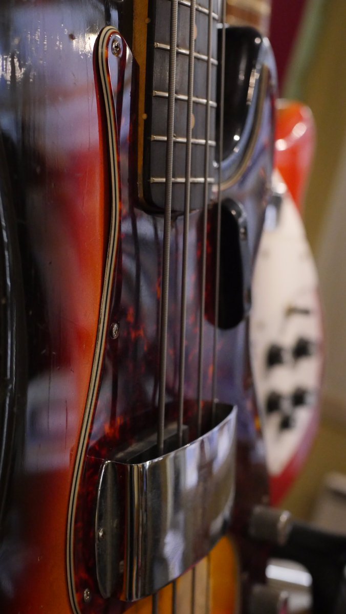 OAK77uk's tweet photo. #Vintage #Fender 1962 Fender #Precision #ClayDots One Owner #Bath @VintageAndRare https://t.co/LudDnqkvHX