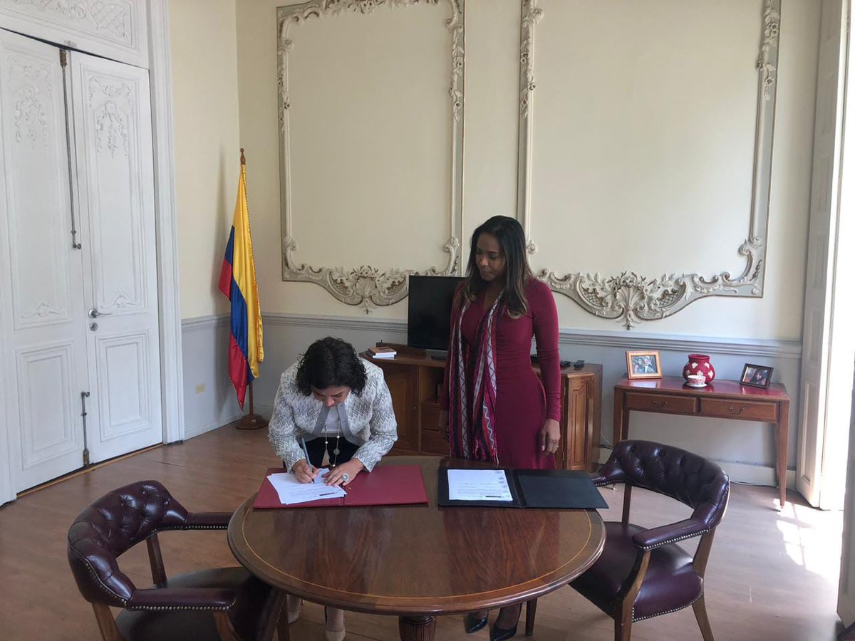 noticias_tvperu's tweet photo. La ministra de Cultura, @pbalbuenap, suscribe convenio para difusión cinematográfica y revisa avances del IV Gabinete Binacional Perú-Colombia ►https://t.co/R1EKoYE8CN #TVPerúInforma https://t.co/6DtO8sUioX