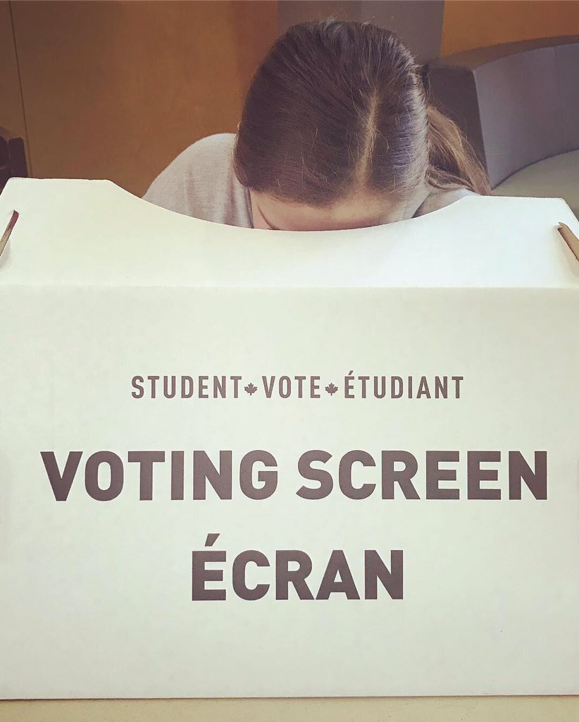 csf_andrepiolat's tweet photo. Vote étudiant 2018 🗳 ✏️ 
Partie intégrante du curriculum de sciences humaines de 8e à 10e année, le bureau de scrutin accueille les https://t.co/RzGpdchfBR toute la journée pendant les pauses. 
➡️ Ressources fournies par @CIVIX_Canada https://t.co/aouZPVw1jz