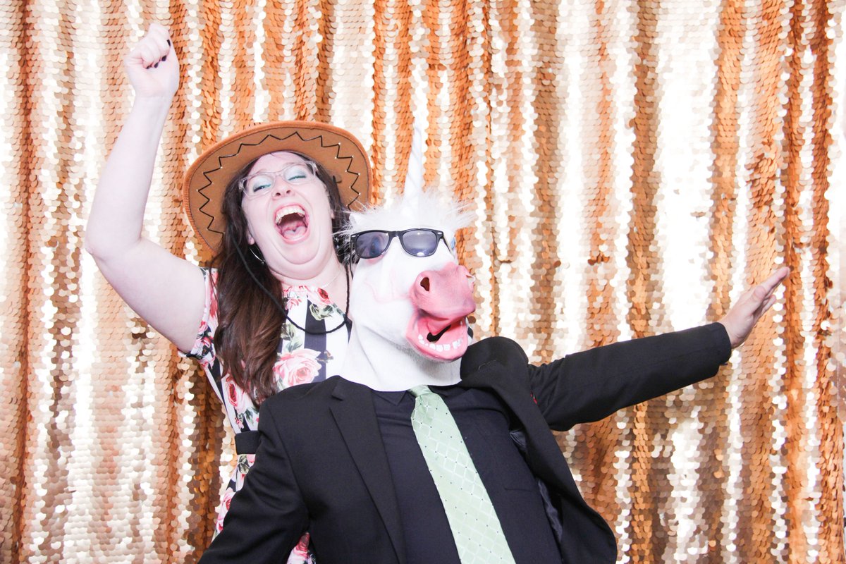 PhillySnapBooth's tweet photo. Who doesn't love photo booths if is the time where you can pose some serious business. Check this post for fall decor ideas and the best of gold photo booth backdrops photos!
https://t.co/uoAu23Fl4r
#photoboothfun #photoboothideas #photoboothbackdrops #goldbackdrop #strikeapose https://t.co/LCplM9WkNT