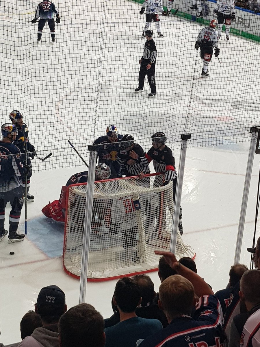 AoixMalve's tweet photo. Danny hat heute einen Gast im Tor! #ehc #ehcfan #ehcfans #ehcfansontour #redbull #redbulls #redbullmünchen #eishockey #eishockeyfan  #miiinga https://t.co/y7kjOQxHGV