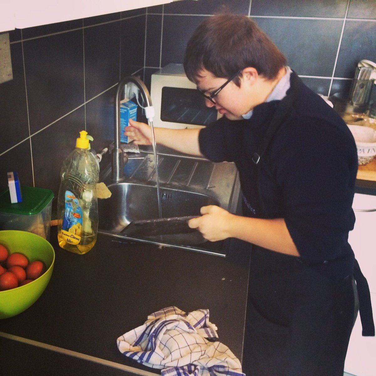 La vie en coloc c’est aussi la vaisselle, Thom-Bé champion de la plonge ! #Diademe #Dinard #handicap #solidarité #joie #amitié #trisomie21