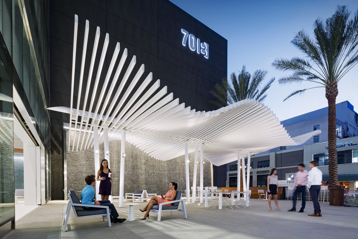 EMMESCO's tweet image. Have you experienced the new urban oasis at 701B? Grab a donut at Nomad in the lobby and enjoy the shade and soothing sounds of the water wall right on 7th Ave. 701 B Street | San Diego, CA.