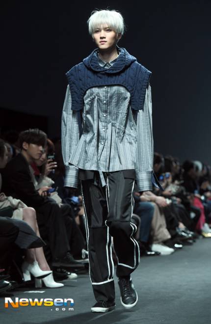 PENTAGONBrasil's tweet photo. [#2YearsWithYanAn] Yan An estreou como modelo na Seoul Fashion Week, para a marca ul:kin! 🚶🏻‍♂️ https://t.co/449A2w7ov9