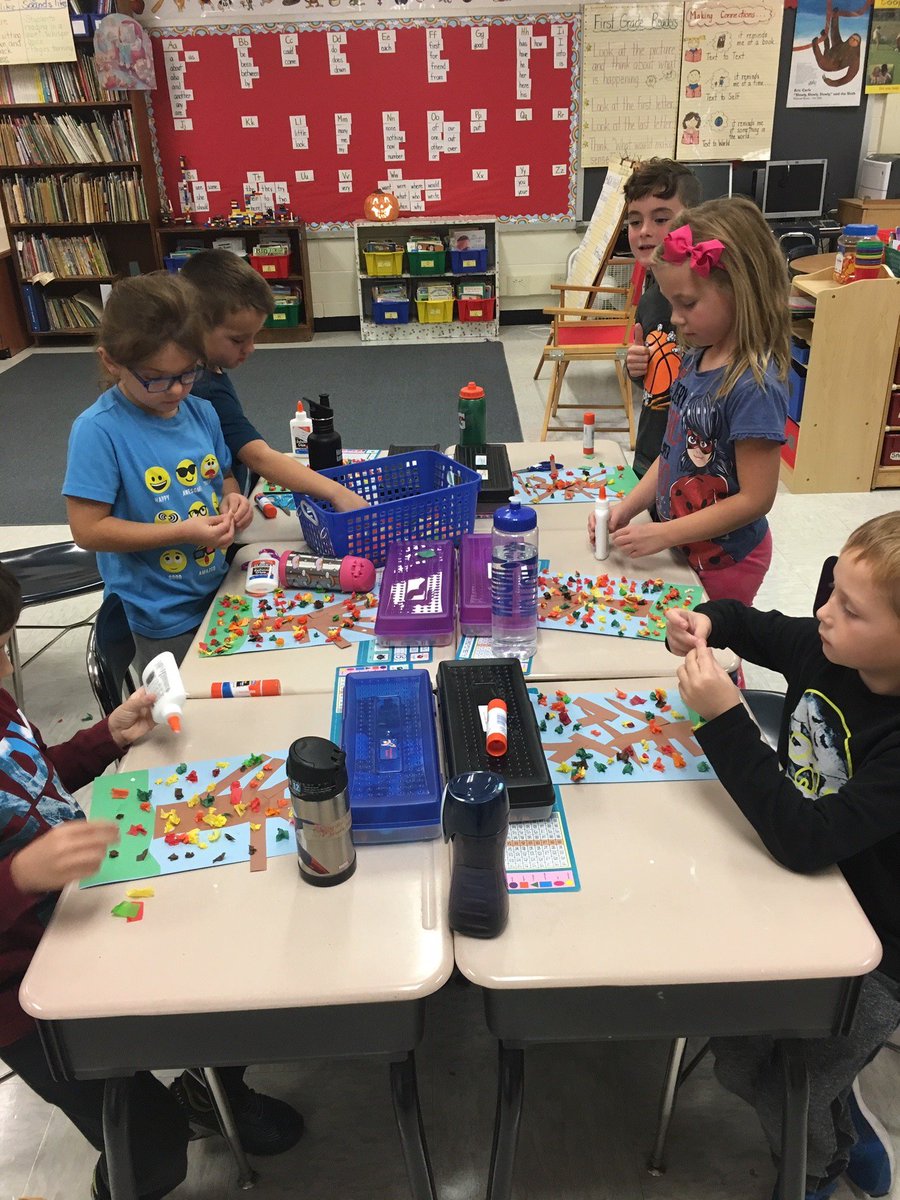 CommackSchools's tweet image. The children at #IndianHollow in Mrs. Fox&apos;s class Mrs. Fox’s are creating fall trees to celebrate cold weather and autumn. #funwithpaper #Brrr #fall #Mack