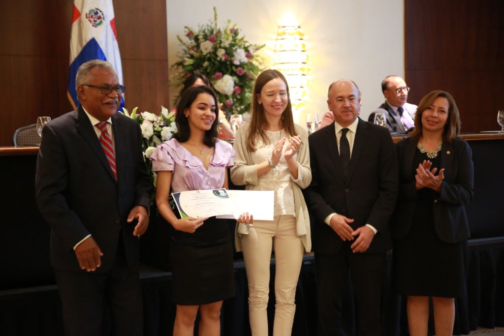 CambioClimaRD's tweet photo. El #TBT  del dia @CNCCMDL_RD con la ganadora del primer  lugar de Videos Cortos para #CambiosClimaticos, nuestro vicepresidente ejecutivo @ernestoreyna681 y @EmelyRodriguezG con sus reconocimientos en manos. https://t.co/EXE9IIjlJs