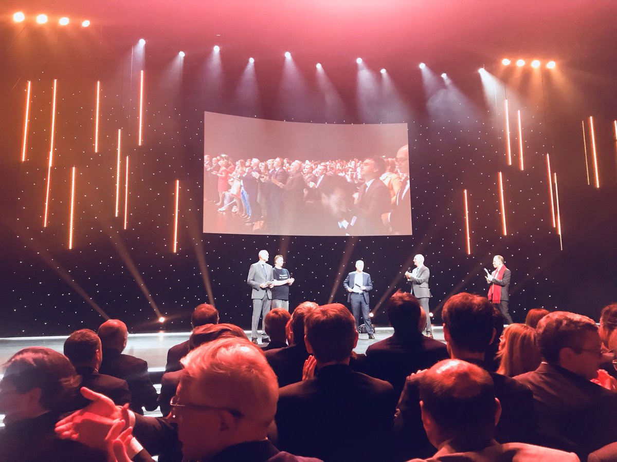 {Live} C’est quand même beau de gagner deux fois en 10 ans ! La créativité et la technologie à l’honneur ce soir du #PELA avec les fondateurs d’ <a href="/Ubisoft/">Ubisoft</a> primé Entrepreneurs de l’Année ! 5 frères, 14000 collaborateurs, la salle Pleyel qui applaudit debout, bravo !