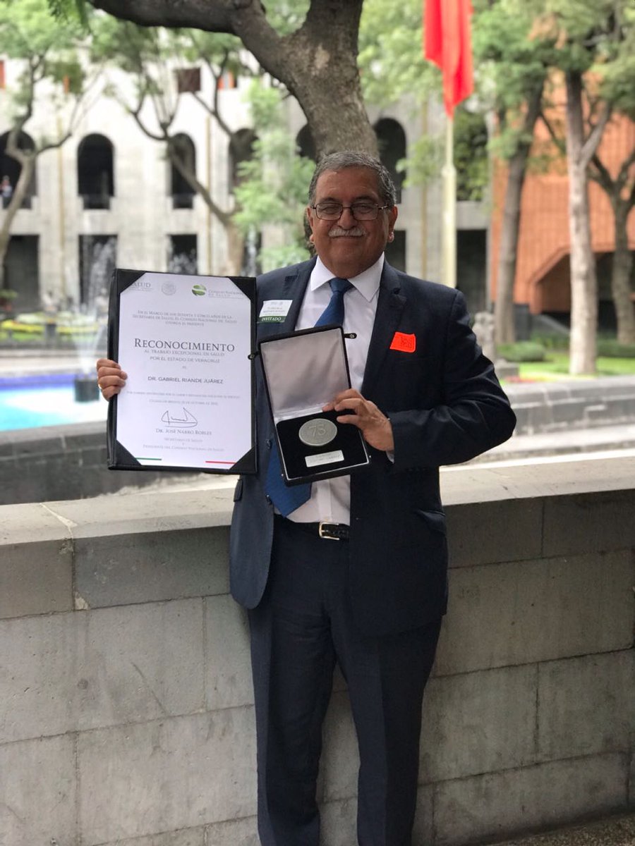 DrIranSuarez's tweet photo. Quiero felicitar ampliamente a mi estimado amigo, el Doctor Gabriel Riande Juárez, por haber recibido el día de hoy el Reconocimiento al Trabajo Excepcional 2018, de manos de @JoseNarroR, debido a su gran trayectoria en favor de la salud pública por más de 40 años de desempeño. https://t.co/qZC3rizqP1