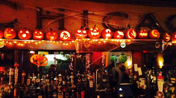 SheffieldsBBQ's tweet photo. Throwback Thursday to last years Pumpkin Carving! Don’t miss next weeks annual Carving Party on October 25th from 6pm! Get here early to grab your pumpkin and your spot! #SheffieldsChi #Pumpkins #PumpkinCarving #PumpkinsOnParade #Halloween #TBT #ThirstyThursday https://t.co/dA8GOvltqV