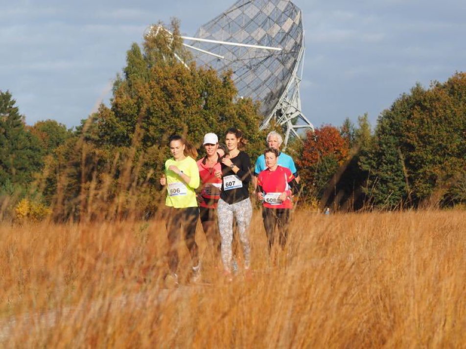 Dieverspride's tweet photo. Ook op de foto met de radiotelescoop van #Dwingeloo op de achtergrond? Doe mee aan de #Dwingelderveldloop. https://t.co/OXehYxcf6P voor meer info! https://t.co/YprQVk9oo7