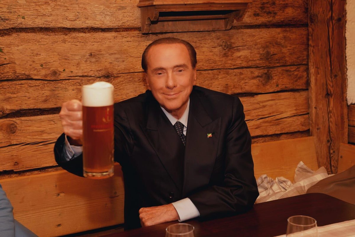 berlusconi's tweet image. Chiusura di serata.. a tutta birra!