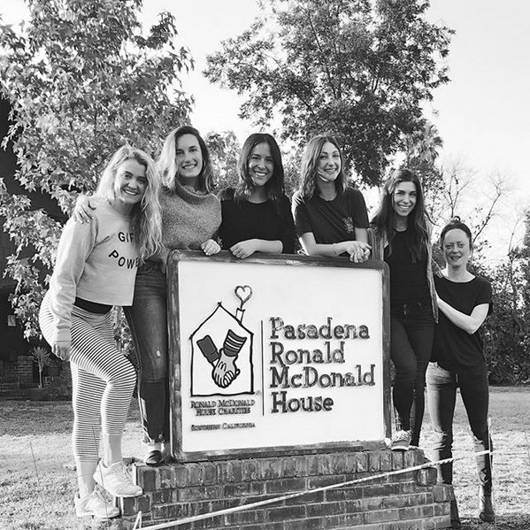 #tbt to last weekend and getting the honor to cook for some very special families at <a href="/PasadenaRMH/">Pasadena RMH</a> ♥️♥️♥️
#dogoodfeelgood #barrefamily #communitylove