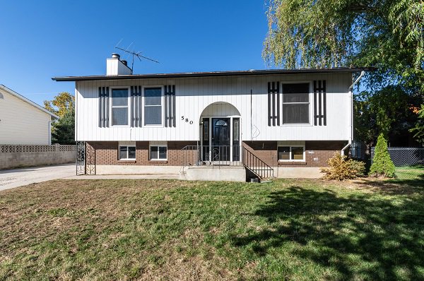 SoldByAnAngel's tweet photo. Enjoy fantastic master suite living with spacious kitchen,  master bedroom and play room! Cozy up next to either fireplace for some  relaxation. This home offers many to love characteristics! Marketed by Sold By An Angel Real Estate® https://t.co/dVWtGAr9e0