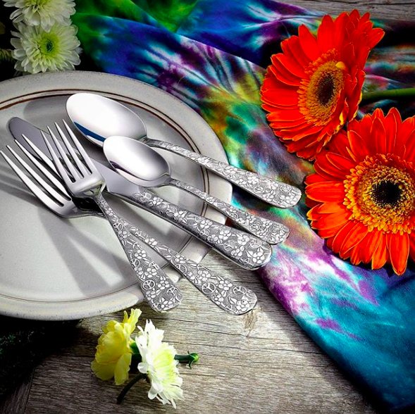 WalkingMatters's tweet image. If you’ve been waiting to get your groove on...the wait it over! @LibertyTabletop's newest flatware pattern Woodstock has officially been released! ✌️🌼
#TabletopMatters
#groovy#woodstock #flatware #flatwareset #madeinamerica #madeinusa #manufacturedinamerica
