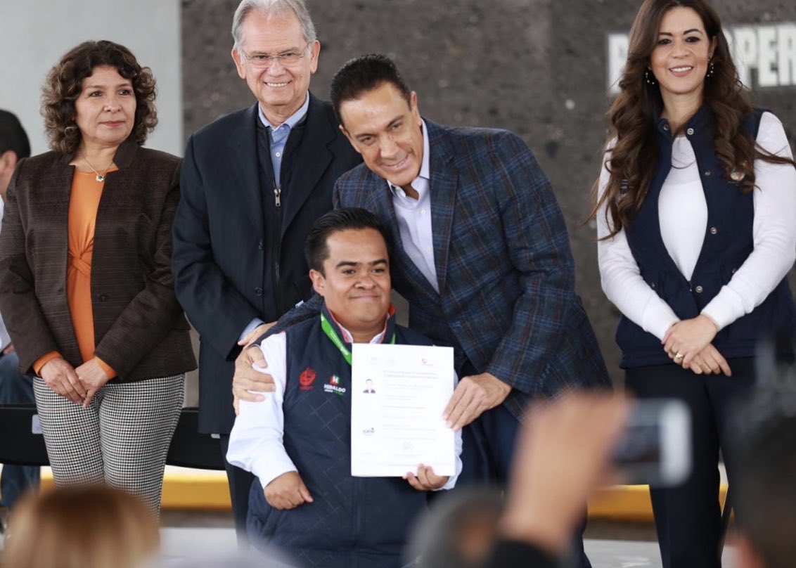 omarfayad's tweet photo. Entregué el "Certificado en el Estándar de Competencia Laboral en Atención a la Ciudadanía en el Sector Público" a Miguel Escobar, en representación del personal directivo y administrativo del @icathi. ¡Enhorabuena! https://t.co/3RoxsTNDMz