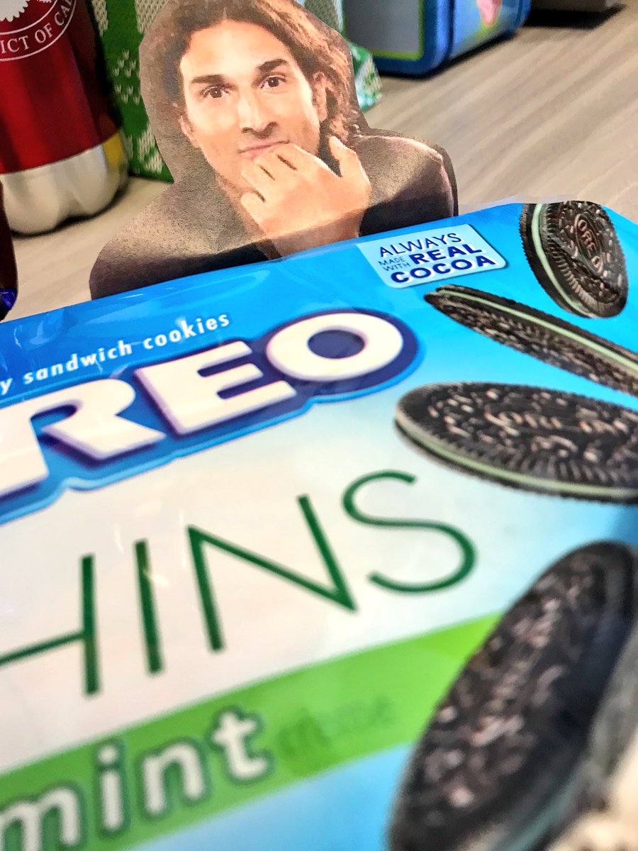 MsDutchie's tweet photo. @GaryGulman who is that peeking up over those THINS MINT Oreos? #OreosforLargo #Notyourgirlscoutoreo #theSmakesitnotinfringing https://t.co/jzDAWmGeoZ