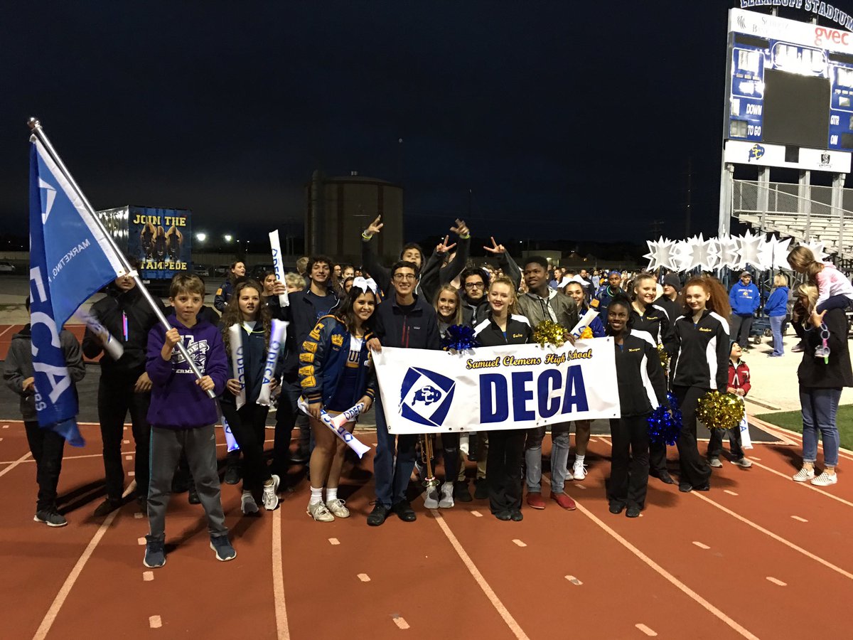 Clemens_DECA's tweet photo. So much fun at Light up the Night last night!!  #GoBuffs @SamuelClemensHS https://t.co/LlEPdGQc5j