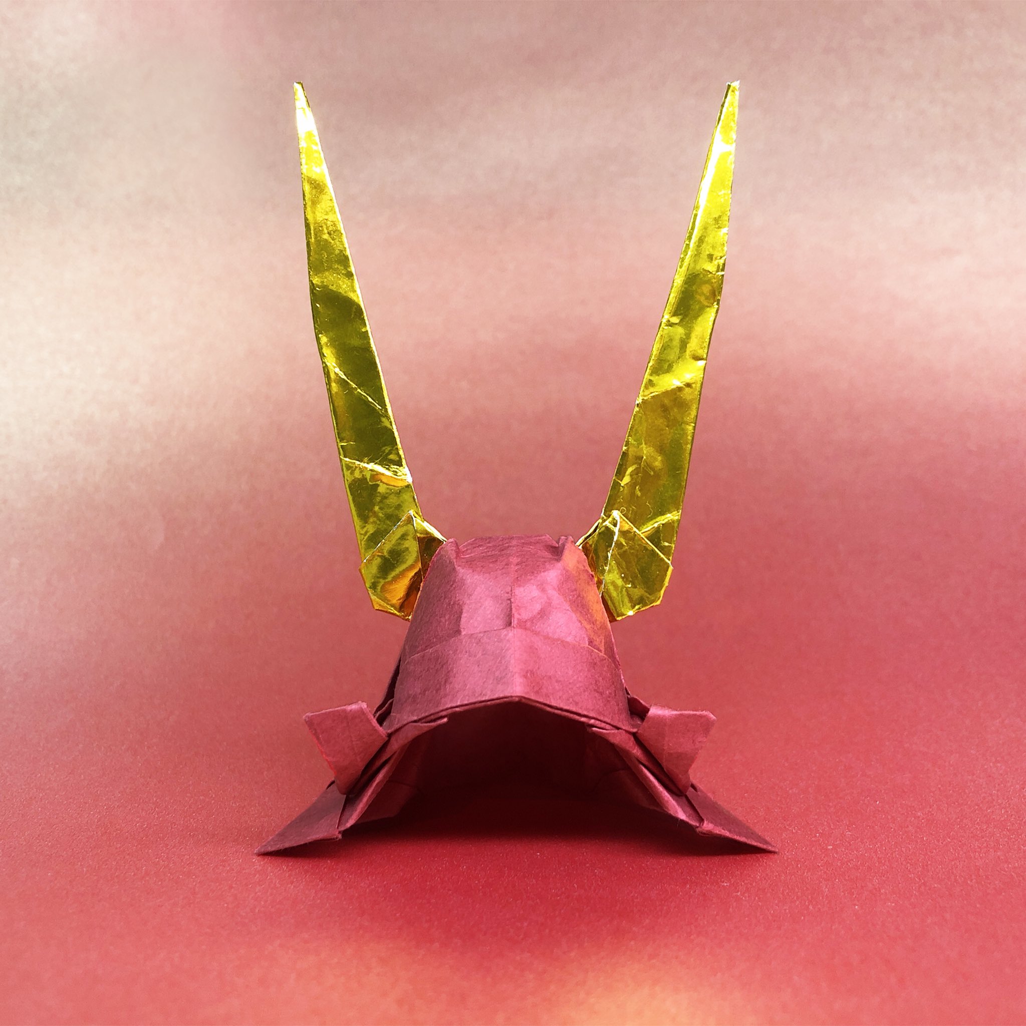 折武者 井伊直政公の兜 の折り紙 まさに赤鬼ですね ひこにゃんは直政の子 直孝がモデルとのことですが かわいすぎますね ネコはズルいわ ぁあー これネコに被せてみたいーなーー 井伊直政 公 天衝脇立朱塗頭形兜 徳川四天王 井伊の赤備え