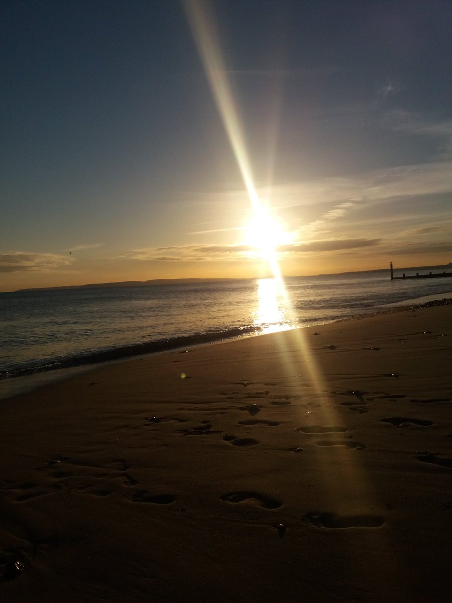 tomdavsailing's tweet photo. Autumn on the south coast isn't bad... https://t.co/5iaze9pqE0