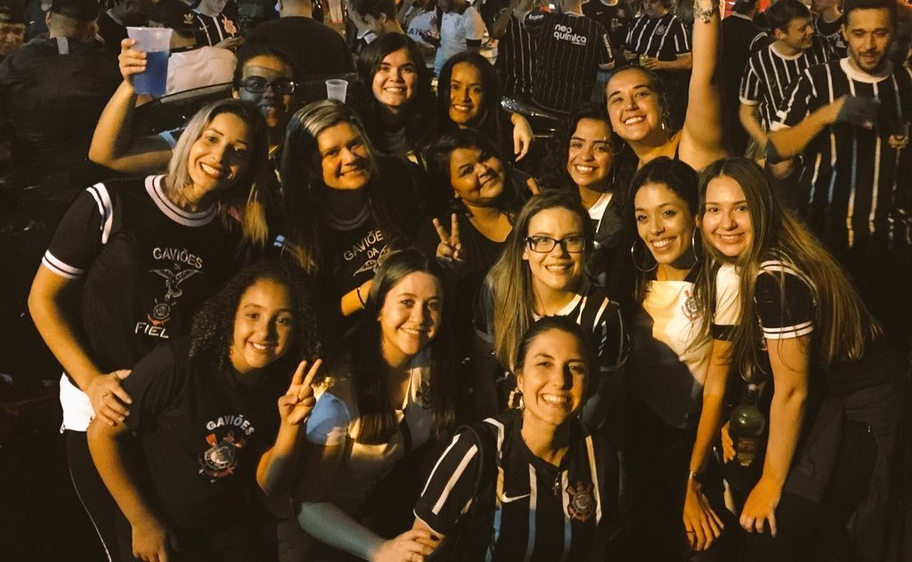 Um grupo de torcedoras criou um lindo movimento. Você é mulher e tem medo de ir para a Arena? Ou não tem ninguém pra ir com você? Conheça o @MAlvinegras. Elas se reúnem e vão todas juntas para o solo sagrado assistir o Timão.

Post: @sccp