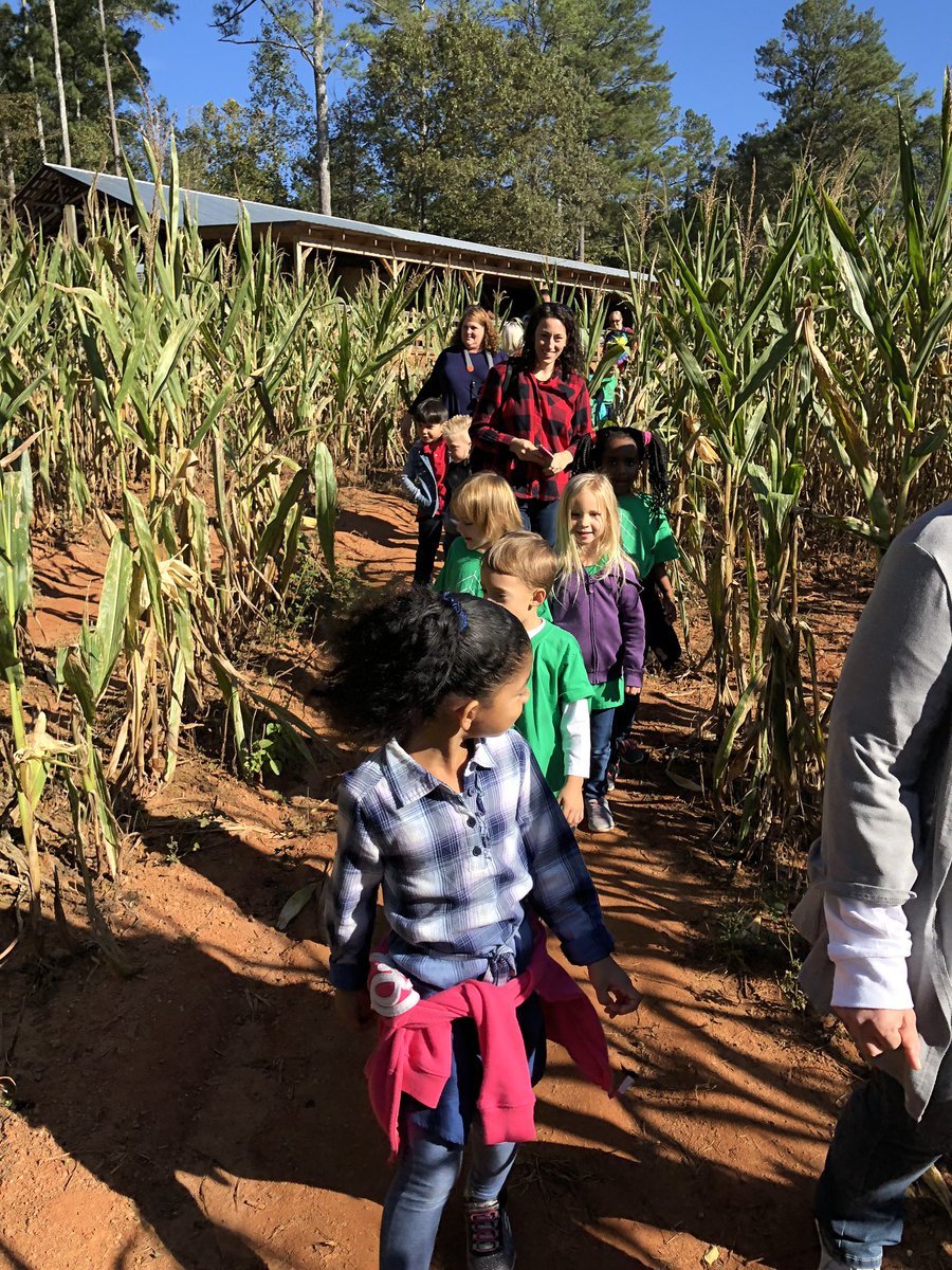 CampbellsSouper's tweet photo. #fieldtripfun #pumpkinpatch #cornmaze #wegotlost https://t.co/M9FjpXmmNE