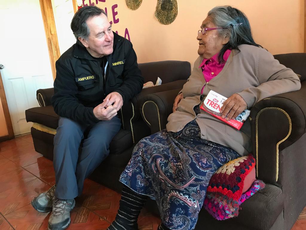 Minrel_Chile's tweet photo. AHORA: Canciller @robertoampuero visita a Cristina Calderón, abuela yagán de Puerto Williams, reconocida por el Ministerio @culturas_cl como Tesoro Humano Vivo #CancilleríaEnRegiones https://t.co/2B28ZYR94z