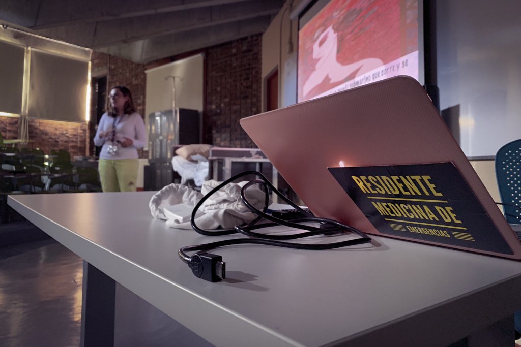 EmergenciasUCR's tweet image. Compartiendo nuestra experiencia en #ACEP18 en una sesión muy emotiva.

Estuvimos ahí, nos movemos solo hacia adelante…

#CostaRicanEM 
#EmergencyMedicine 
#FOAMed