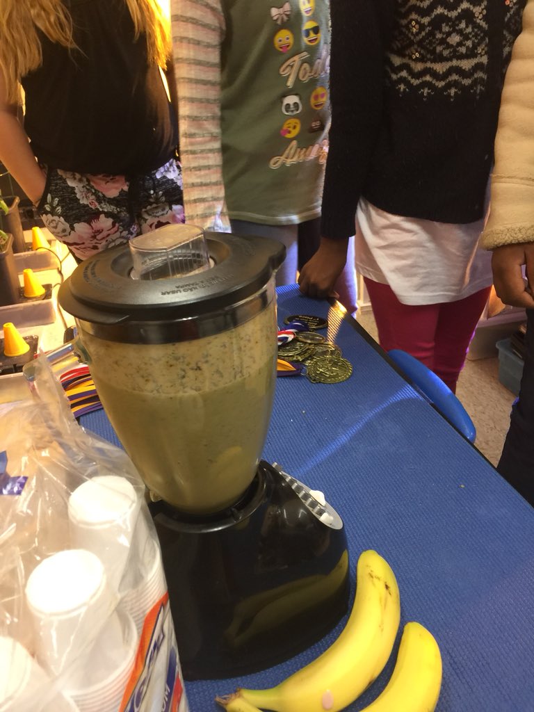 STEMGROWERS's tweet photo. Hubbard Elem Tiger Sprouts students prepared kale 3 ways - in a smoothie, baked as Kale chips, and raw with ranch dressing. I have never seen so many kids so excited about trying Kale. Kale+student chefs=Great nutritious treats #kickinitwithkale @Hubbard_Elem @GeorgiaOrganics https://t.co/sJHEi57mn3