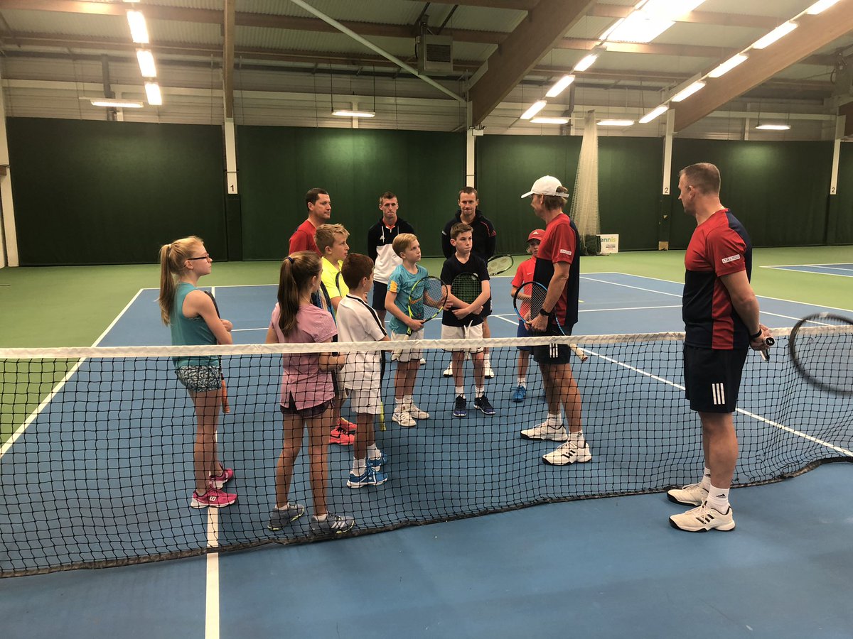 andybarnesgb's tweet photo. Fantastic evening in Leeds with the North Regional Training team. 17 players sparring together for 2.5 hours across 2 sessions. Last weekly session before half term National Tournaments #playerpathway #britishtennis https://t.co/aYCx2aRN6S