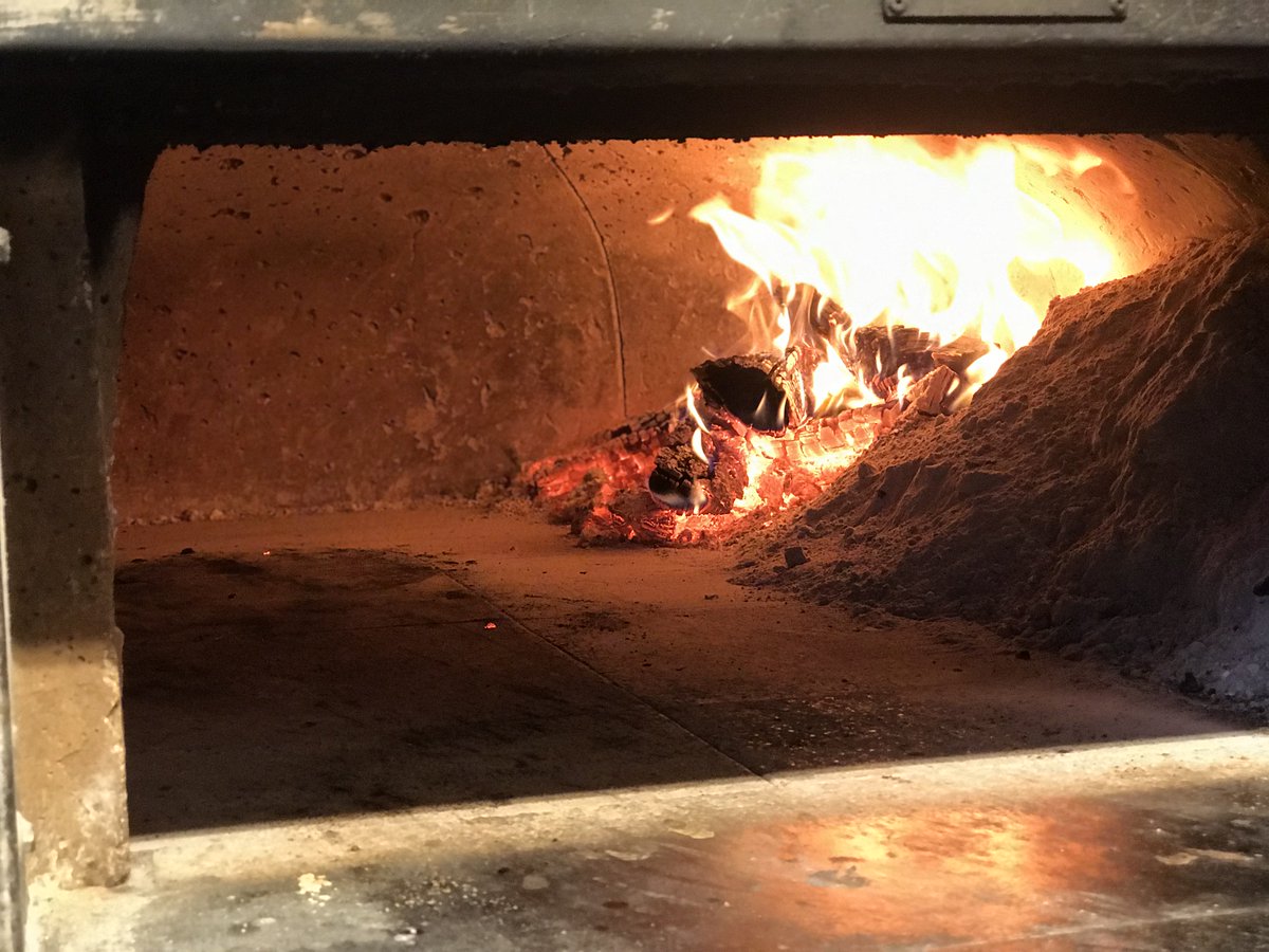 Did you know that #Neapolitan pizza has to be cooked in a wood-burning oven at about 800 degrees? It's a must in order to obtain that amazing flavor. When it comes to our pizza, it's all about the oven! 🔥

What's your favorite wood-fired pizza? #danteblackstone 🍕