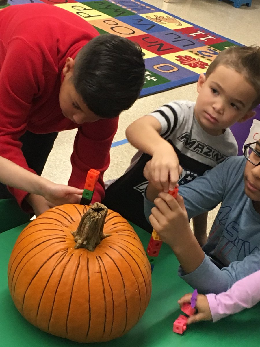 PrincipalFoley's tweet image. Mrs. Nunn’s fourth grade and Mrs. Petersen’s kindergarten work together to conduct a pumpkin investigation!🎃#SouthwoodSeahawks #STEAMwork @OBSupCittadino @OBassistantsup @Dr_ScottCascone