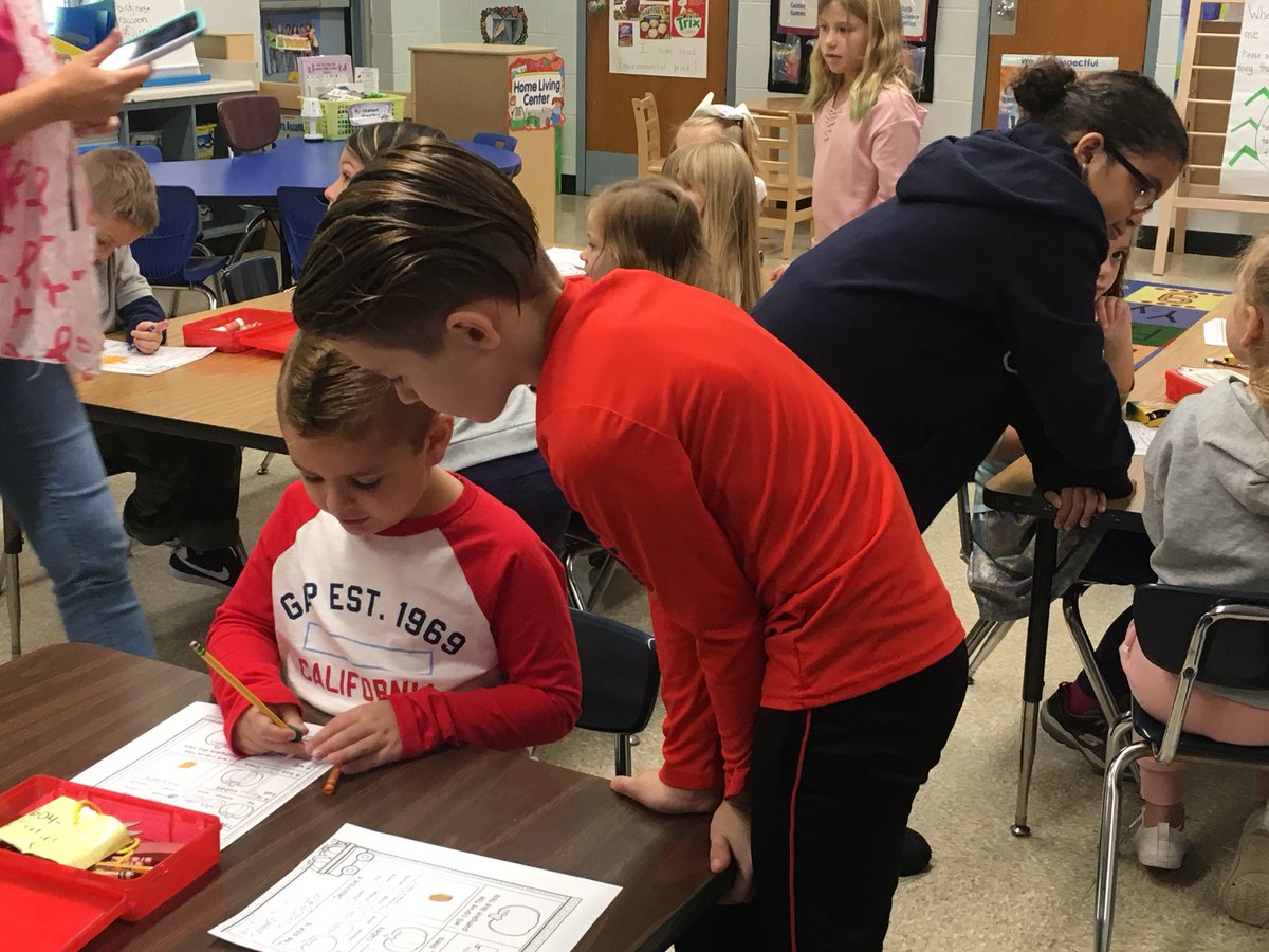 PrincipalFoley's tweet image. Mrs. Nunn’s fourth grade and Mrs. Petersen’s kindergarten work together to conduct a pumpkin investigation!🎃#SouthwoodSeahawks #STEAMwork @OBSupCittadino @OBassistantsup @Dr_ScottCascone