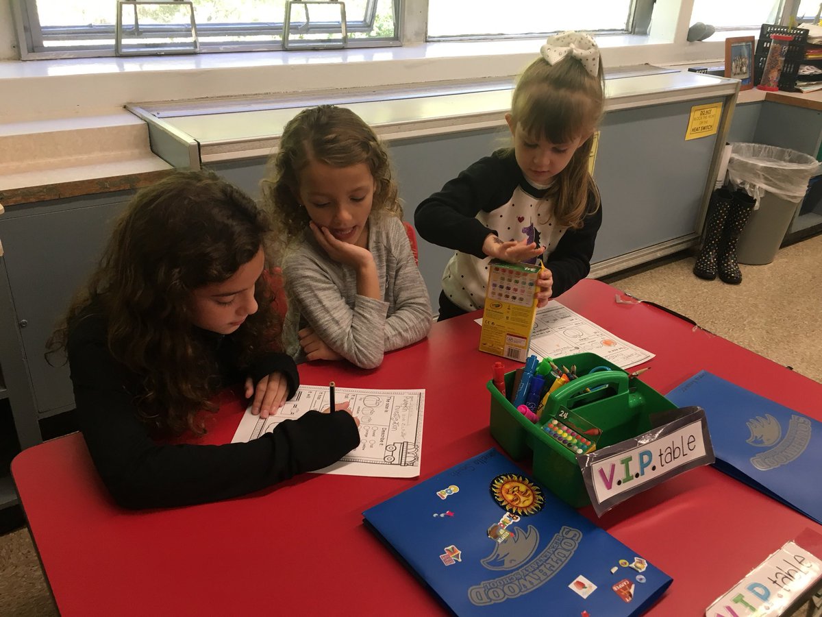 PrincipalFoley's tweet image. Mrs. Nunn’s fourth grade and Mrs. Petersen’s kindergarten work together to conduct a pumpkin investigation!🎃#SouthwoodSeahawks #STEAMwork @OBSupCittadino @OBassistantsup @Dr_ScottCascone