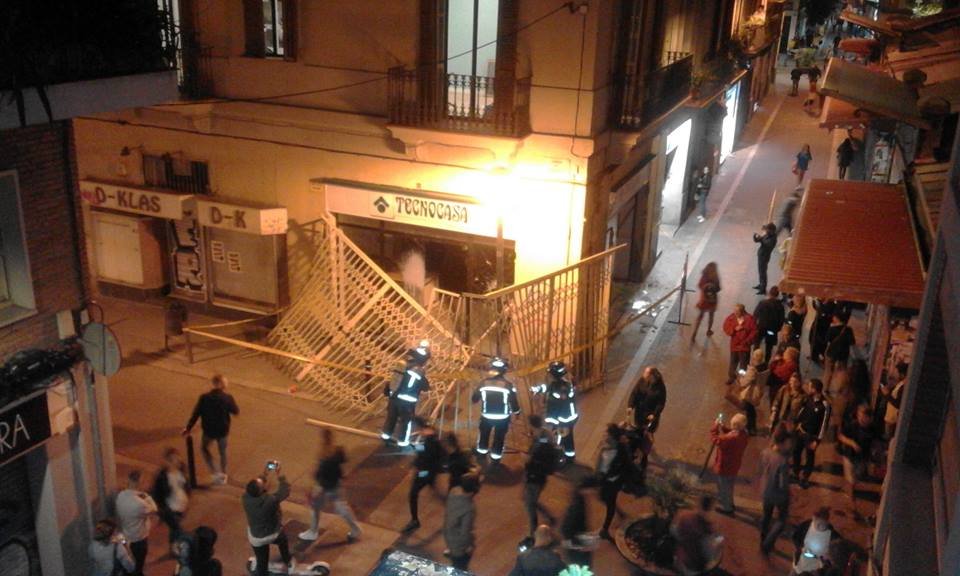 Demà les notícies parlaran de destrosses a "comerços" i "mobiliari urbà", però no ens enganyem: són immobiliàries, les mateixes que estan pujant els lloguers de 600 a 1200 euros i expulsant cada setmana centenars de veïnes amb mètodes mafiosos. I tot per enriquir-se al màxim.