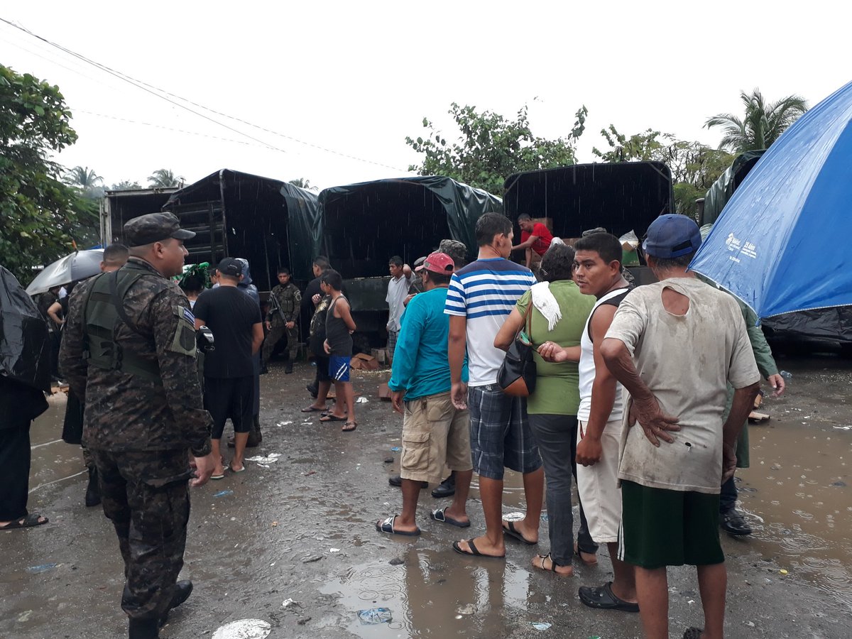 GobernacionSV's tweet photo. Gobernadora @DoryBR54 de @goberlapaz informa: Entrega de paquetes alimenticios a Pescadores.  No nos detiene la lluvia y cumplimos el mandato de nuestro Presidente Salvador @sanchezceren un Gobierno Cercano a la Gente #ProtecciónCivilsomostodasytodos https://t.co/3EjDq4hA6B