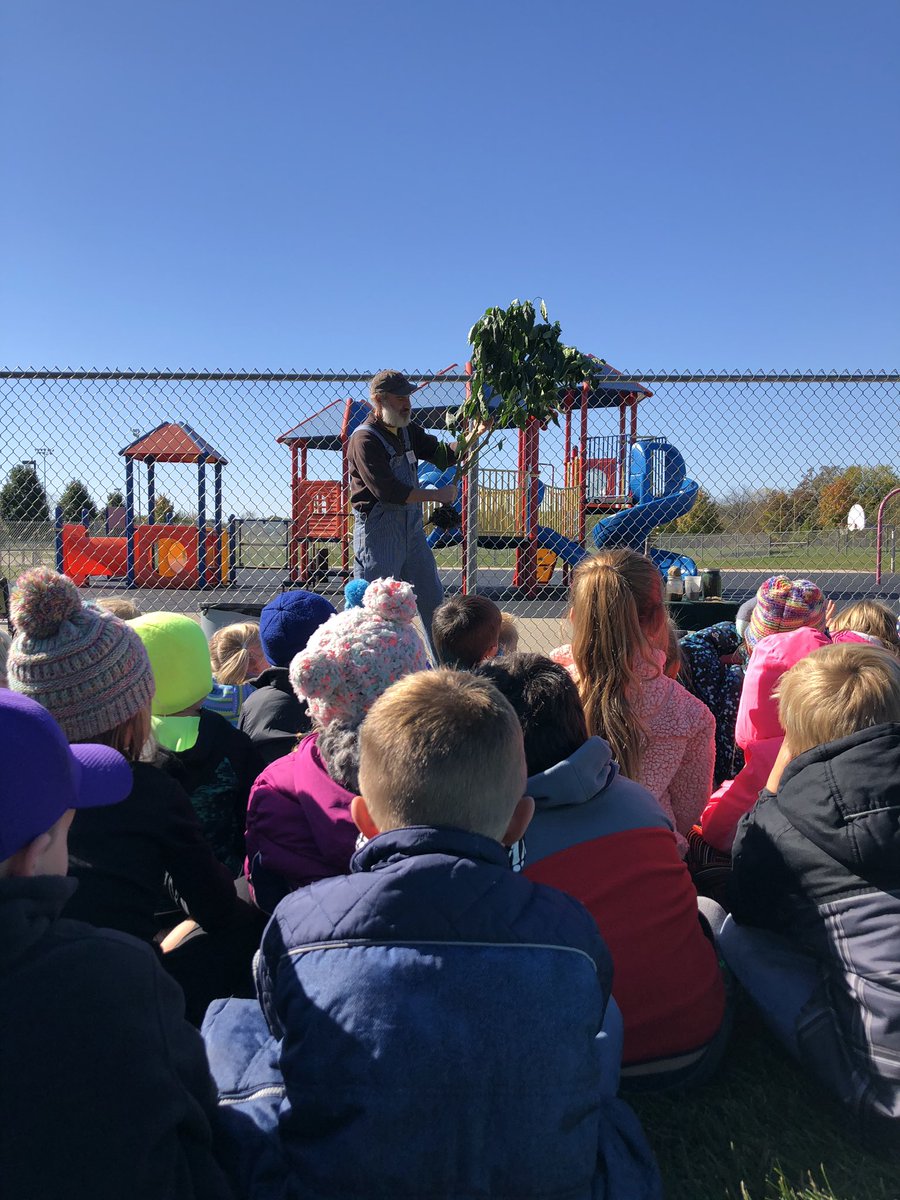 SuminskiKinders's tweet photo. Yesterday we learned about farming and growing healthy to eat food at Lakeview’s Farm Fair! https://t.co/BzoZeYMhHX