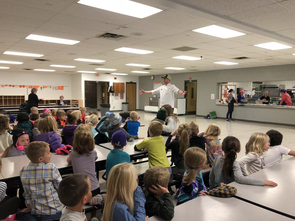 SuminskiKinders's tweet photo. Yesterday we learned about farming and growing healthy to eat food at Lakeview’s Farm Fair! https://t.co/BzoZeYMhHX