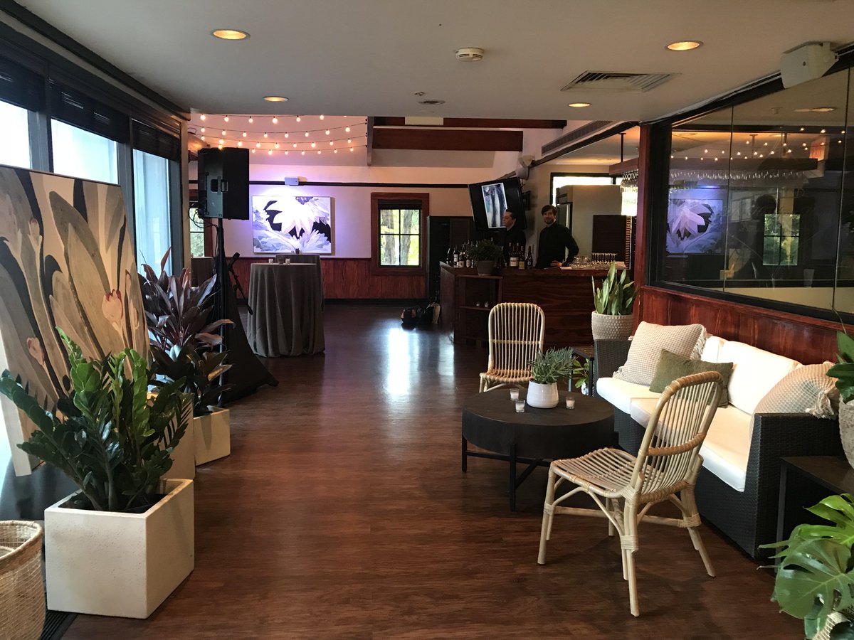 HardingArtShow's tweet photo. We can't wait to kickoff our #hardingartshow2019 season tonight and introduce our featured #artist @thehardinghouse #hardingartshow #hardingacademy #fineart https://t.co/NgRI9lcXEh
