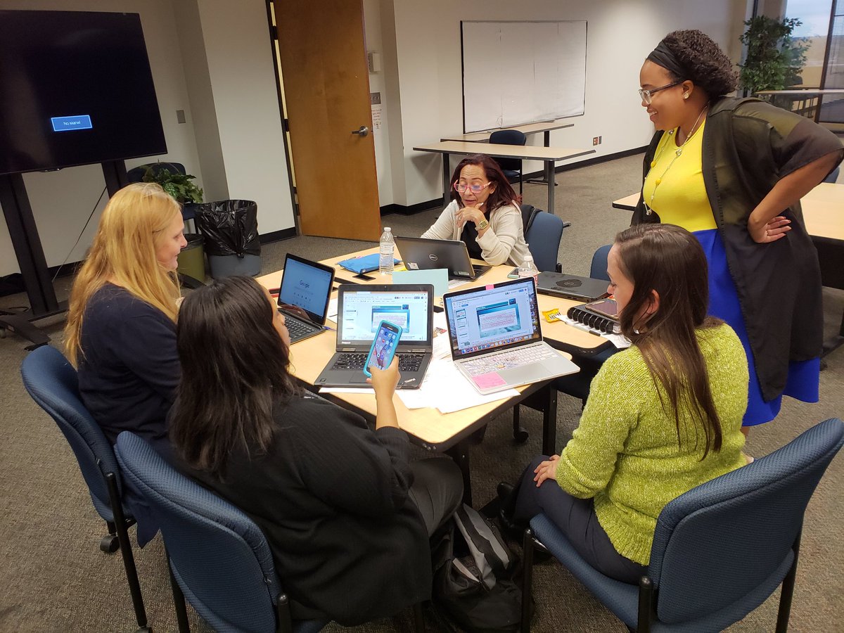 DallasReads's tweet photo. Got SWAG? Hanging out with our presenter friends as we prepare for another rocking cycle of SWAG. #RLASWAG https://t.co/AnWDNvFzPX