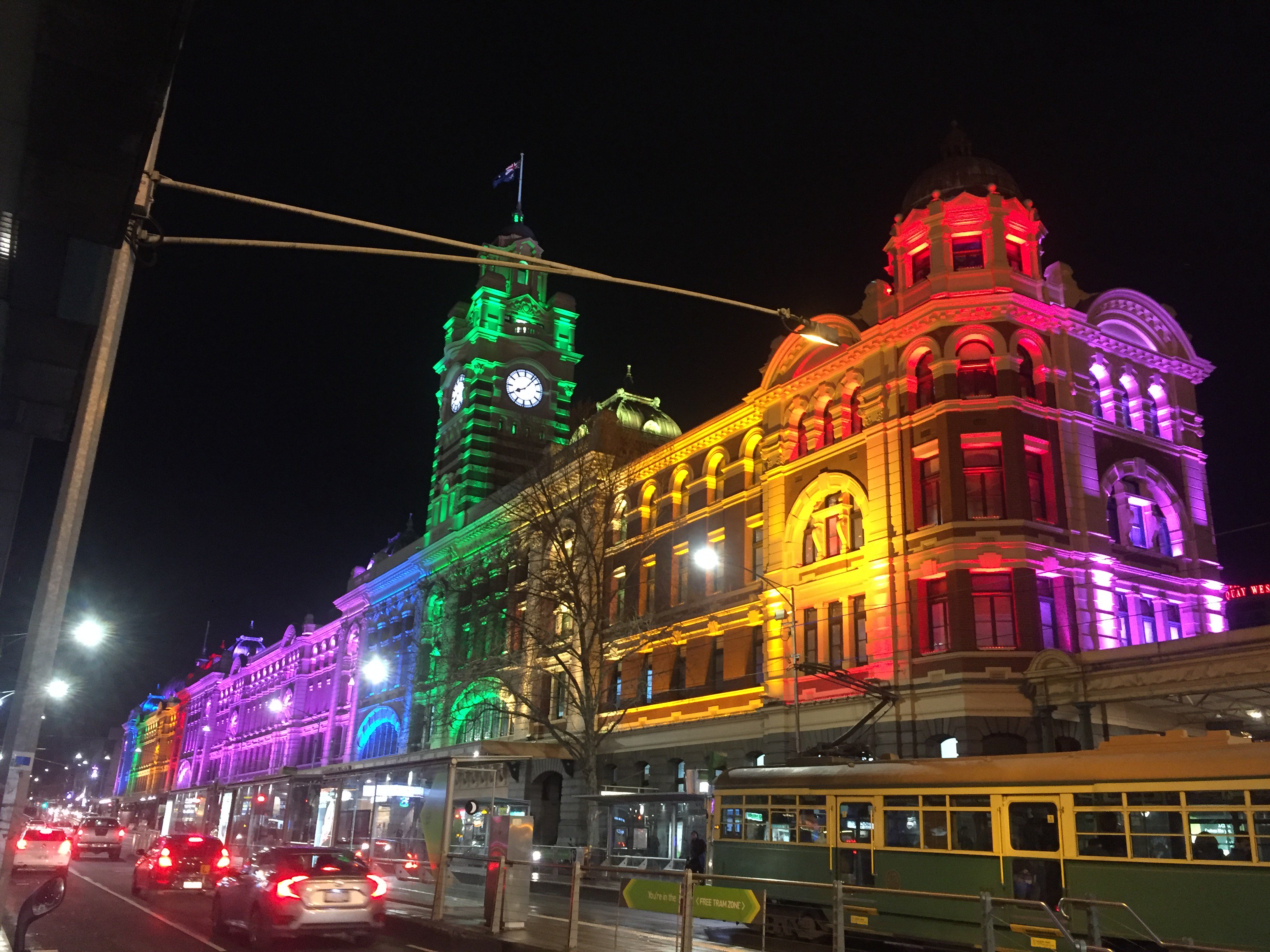 Jtb オーストラリア 公式 メルボルンより メルボルンのシンボル フリンダースストリート駅がライトアップされていました Australia Melbourne Flinderstreetstation フリンダースストリート駅 虹色 ライトアップ 夜の街歩き ビルが可愛く