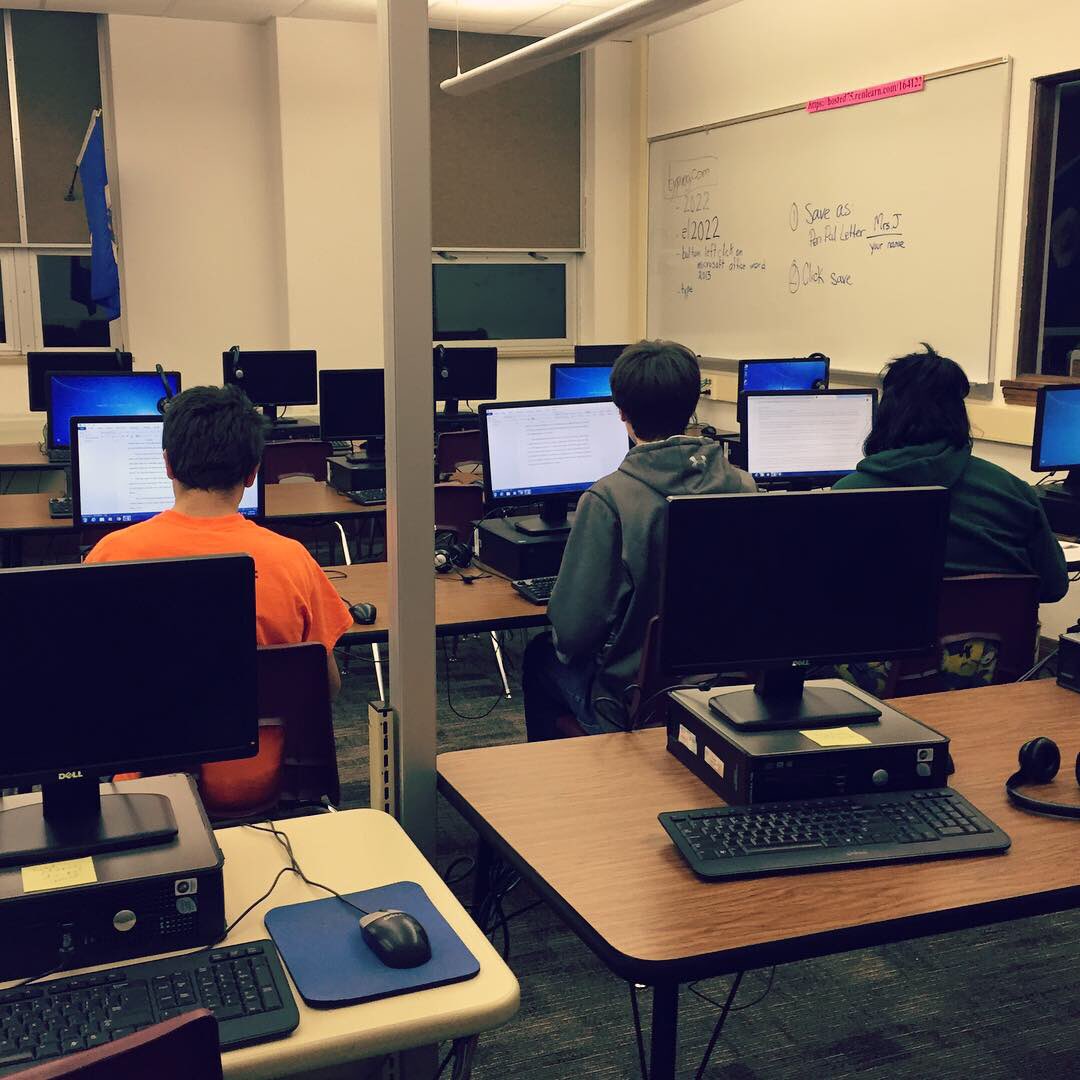 breckrobotics's tweet photo. Our team is working hard the night before competition!! https://t.co/Cw19GZXxD6