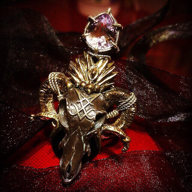 Ikuko_Purgatory's tweet photo. Lucifer ring.  It’s so heavy though I love it🌹🖤🌹 Original piece for me by jewelry designer Terry Scifer. #TSXX #TSXX_Noir #lucifer #Lucifer #spn #Supernatural https://t.co/vVh6bmRDJo