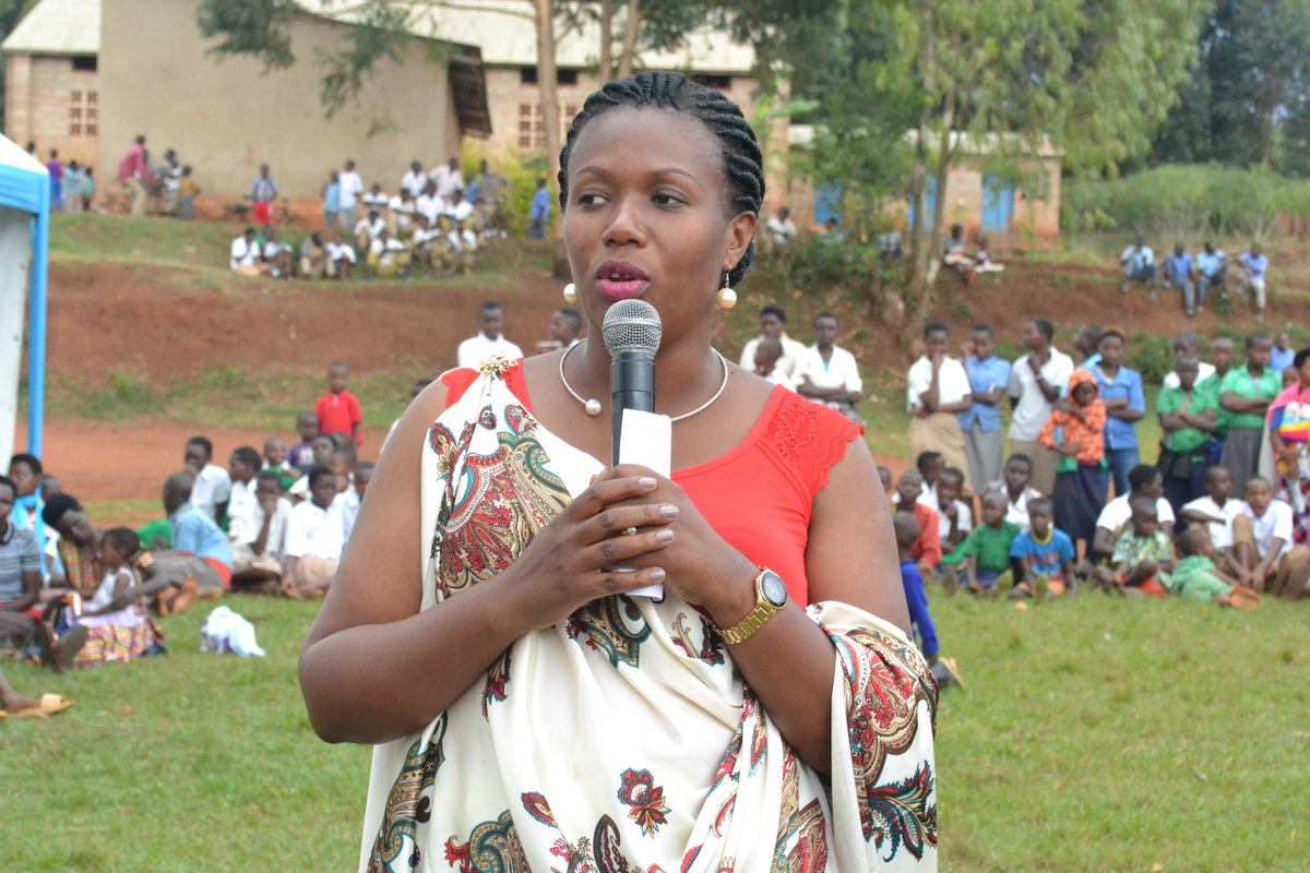 RwamaganaDistr's tweet photo. Visi Meya Umutoni Jeanne yasabye abubatse ingo muri rusange kuboneza urubyaro bakabyara abo bashoboye kurera, kwirinda ibiyobyabwenge n’ibiyoga by’ibikorano kuko nabyo bikurura ihohoterwa, kubahana no kutishyira hejuru, kujyana abana mu marerero no mu mashuli. #IRWD2018 https://t.co/pndmm2e1fh