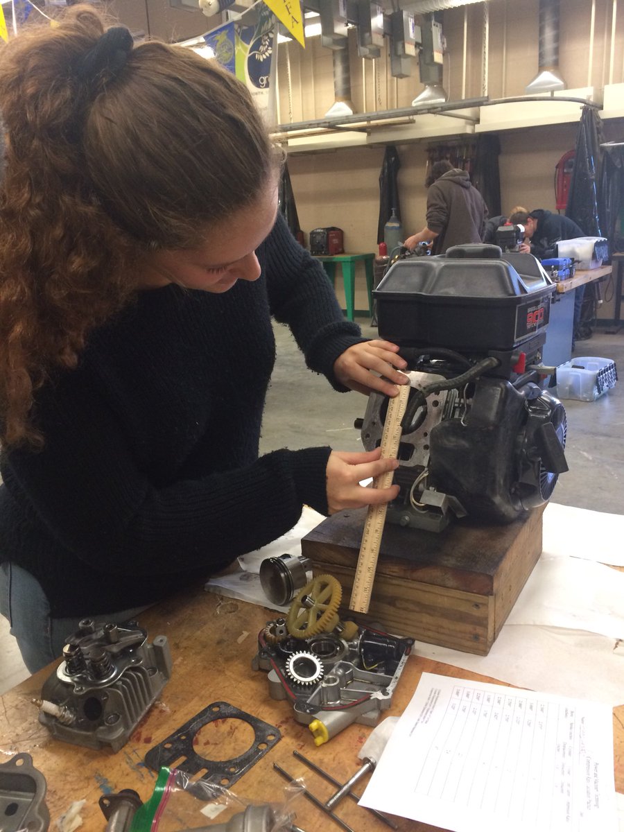 DJR_131's tweet image. #AgPowerTech Determining the volume of an engine’s combustion chamber and measuring cylinder bore width to calculate compression ratios! Ss putting math skills to use in the shop! #InnovateCVSD #TeachAg
