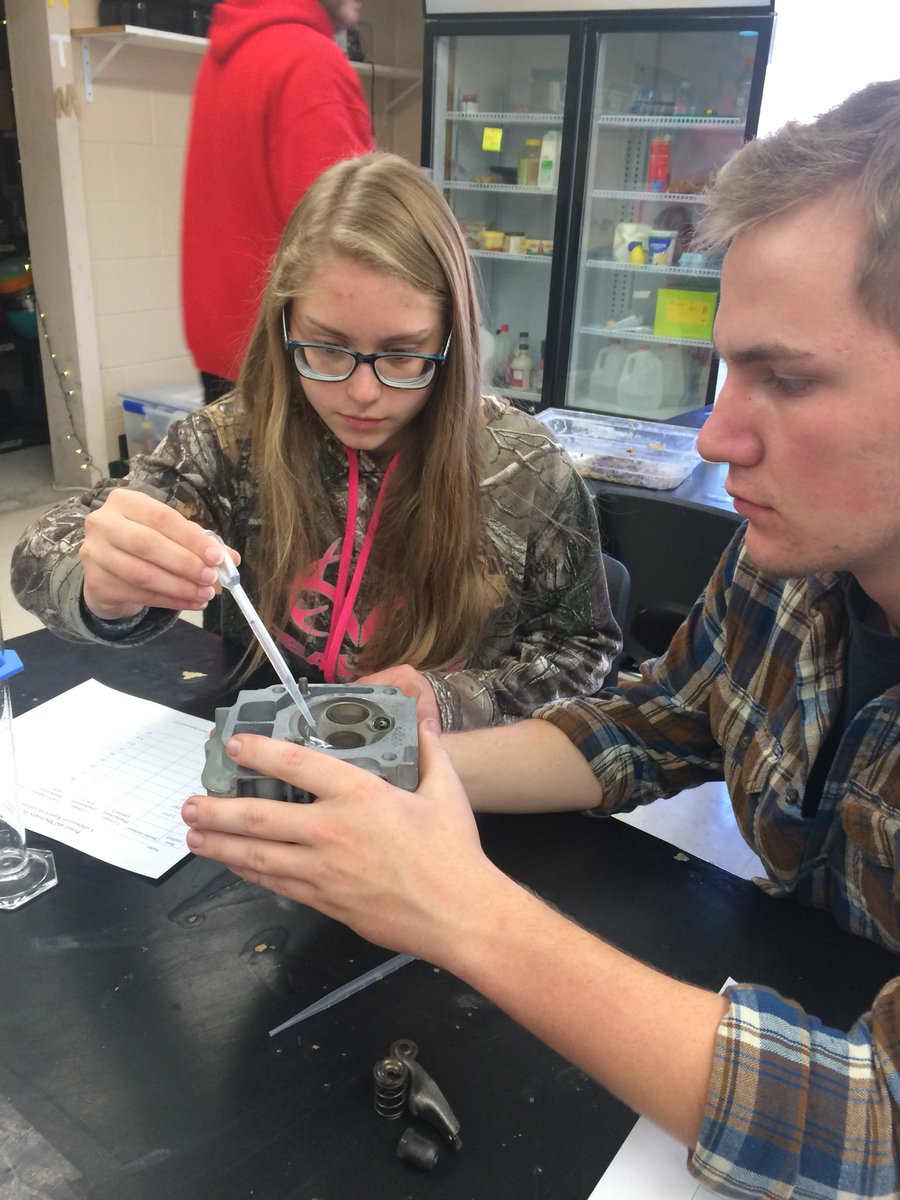 DJR_131's tweet image. #AgPowerTech Determining the volume of an engine’s combustion chamber and measuring cylinder bore width to calculate compression ratios! Ss putting math skills to use in the shop! #InnovateCVSD #TeachAg