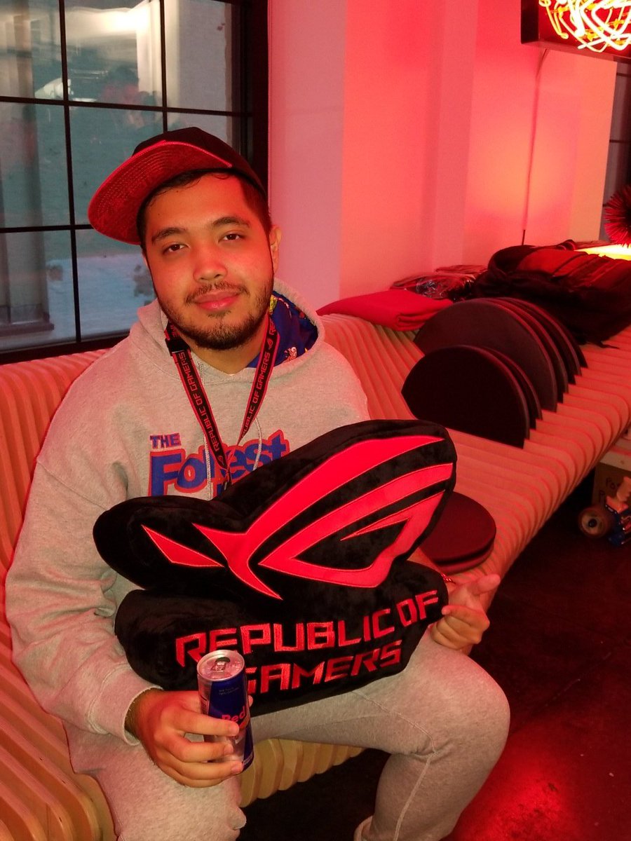 HostaDaylily's tweet photo. Everyone wants to bring home the Republic of Gamers pillow at #MicrosoftNYC ROG Phone Launch Event
#ROGGameChanger https://t.co/vKQHIgvth0